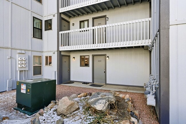 Building Photo - 1901 Clear Creek Dr