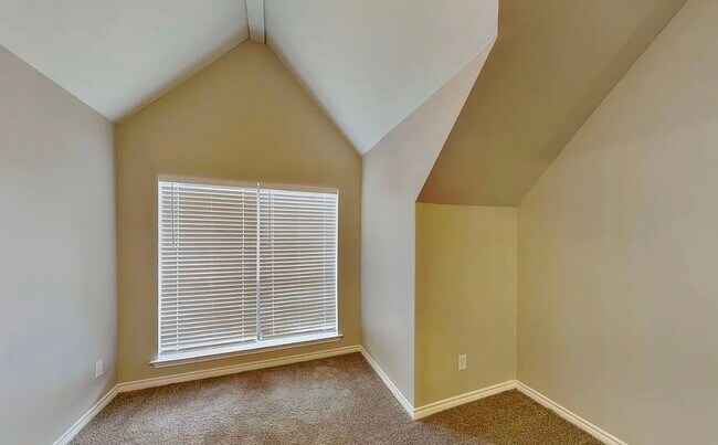 Building Photo - MOVE IN READY