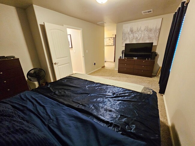 Building Photo - Open & Airy 3 Bedroom/2 Bath Home with Refrigerated Air