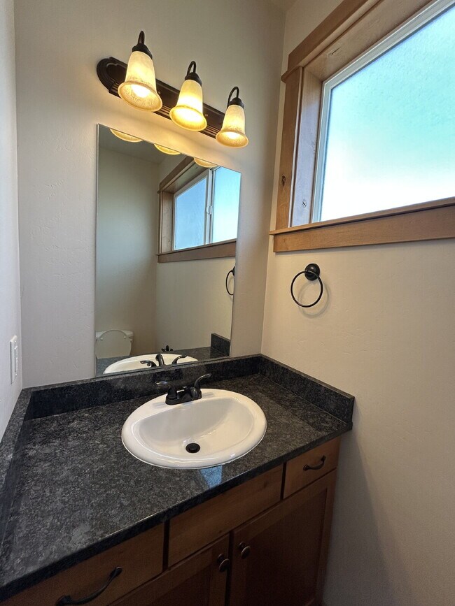 Building Photo - Upgraded 2 Bed, 1.5 Bath Townhouse with St...