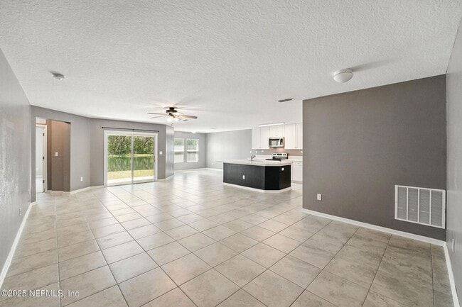 Building Photo - 3 bedroom / 2 bathroom home on the Northside