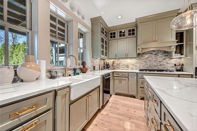 Building Photo - 242 SW D St