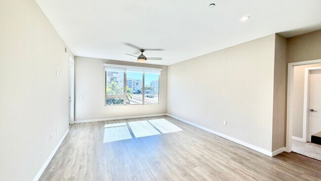 Building Photo - Brand New High-Rise Condo Unit with Stunni...