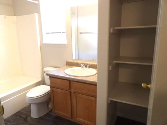 Building Photo - 4 bed/2.5 bath Single Family Home