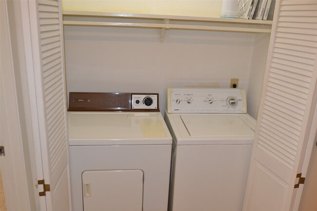 Building Photo - 6111 Beverly Hill St