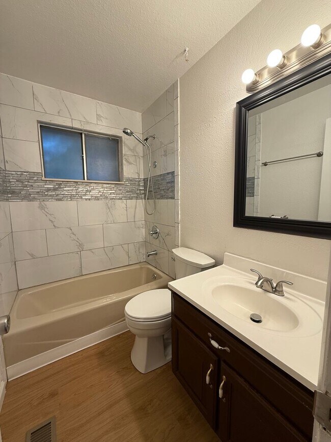 Building Photo - Cute Updated 2 Bedroom House