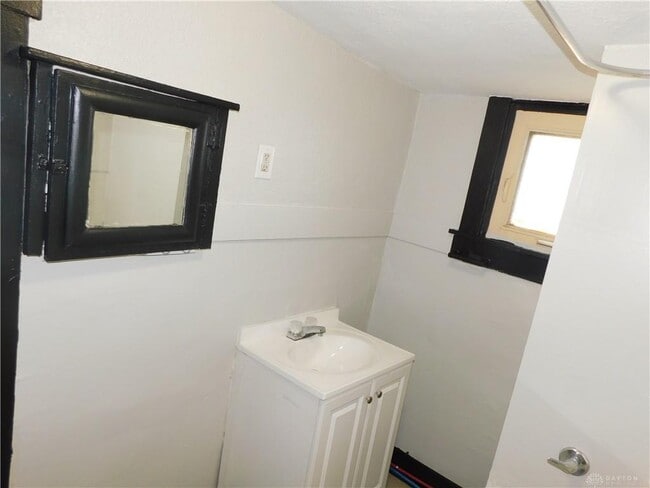 Building Photo - 611 W Columbia St