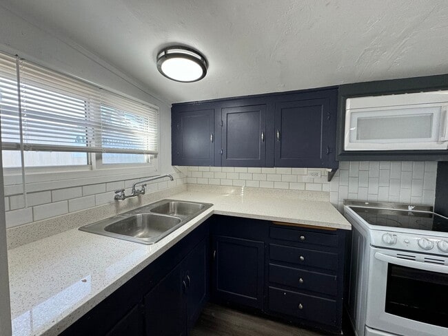 Building Photo - MOVE IN SPECIAL!!!  2BR/1BA House w/ bonus room available FOR RENT NOW!