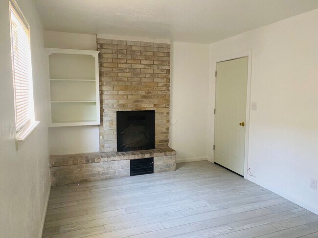 Building Photo - 305 S Fifth