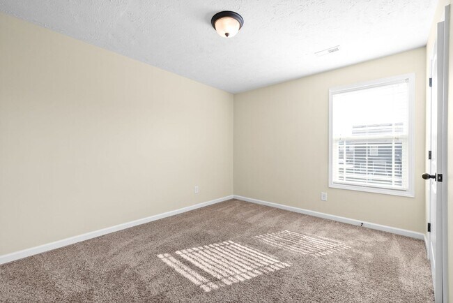 Building Photo - Pet Friendly Four Bedroom with Bonus!