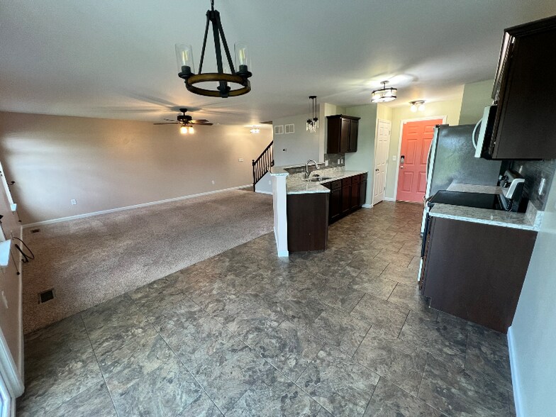 Building Photo - 820 Harbor Woods Dr