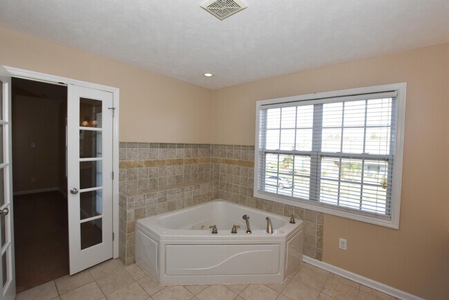 Building Photo - 60 Scranton Ct