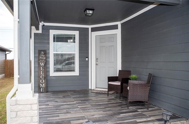 Building Photo - 810 Comal Run