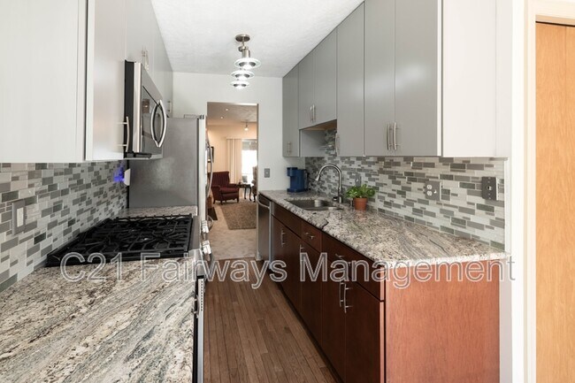 Building Photo - 804 Fairways Dr
