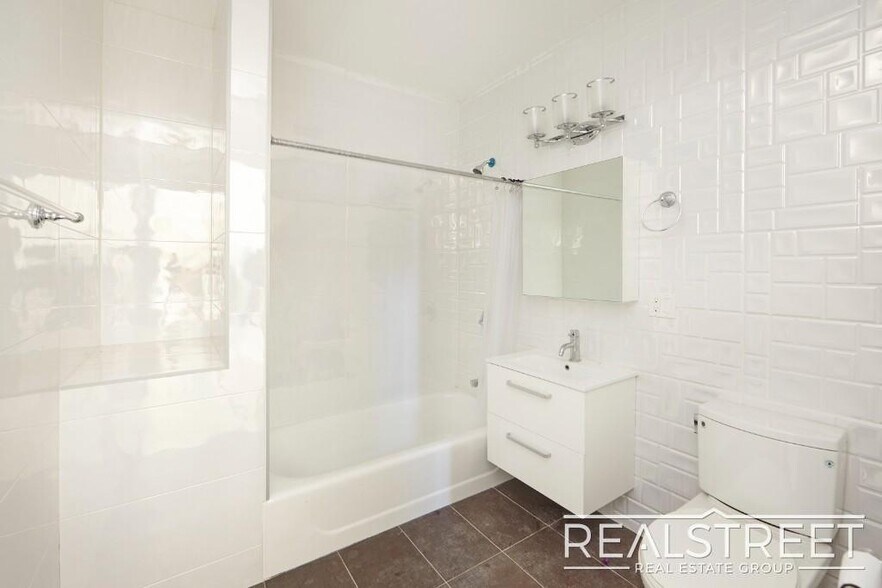 Building Photo - LUXURY 2 Bed LOFT in Queens!