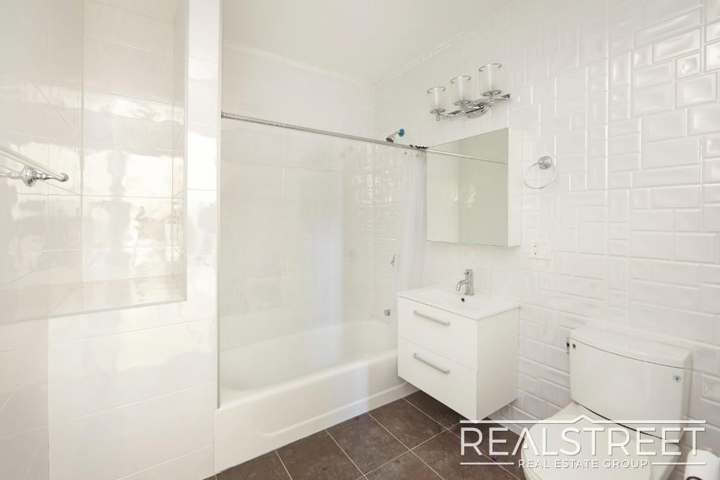 Building Photo - LUXURY 1 BED LOFT in Queens!