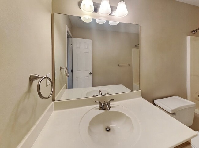 Building Photo - 1901 Pond Ridge Ct