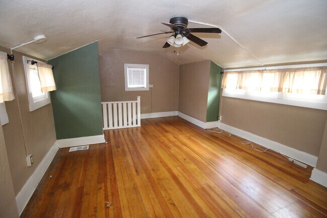 Building Photo - Adorable 3bdrm Downtown Bungalow