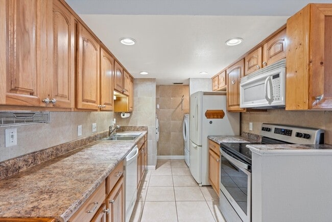 Building Photo - 3737 Loretto Rd