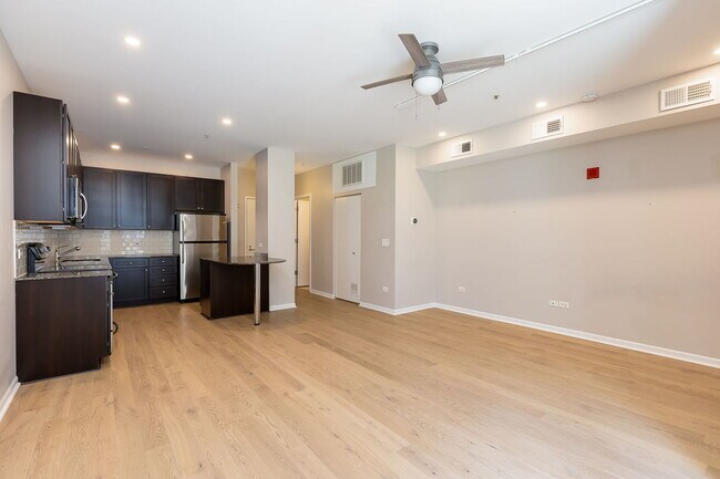Building Photo - 565 W Quincy St