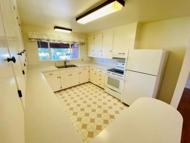 Building Photo - 205 S 46th Ave