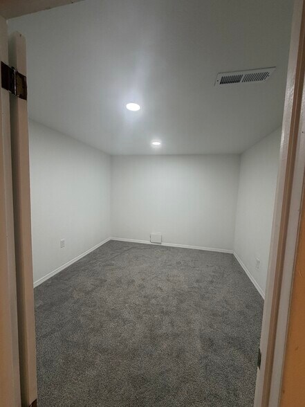 Den/extra space - 3322 Vivian Dr