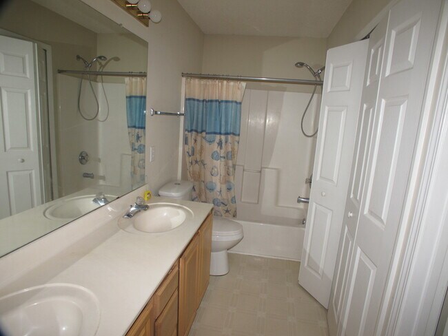 Building Photo - End Unit 3 bedroom, 2 bath Townhome in the...