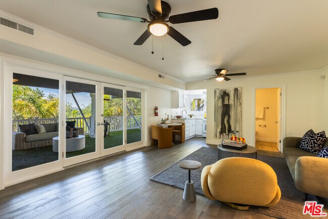 Building Photo - 3819 Sunswept Dr