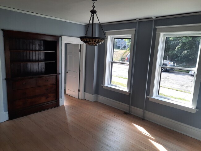 Building Photo - 429 N 10th Ave E