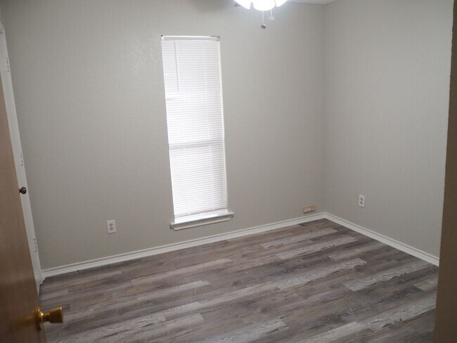 Building Photo - 924 Summer Trail