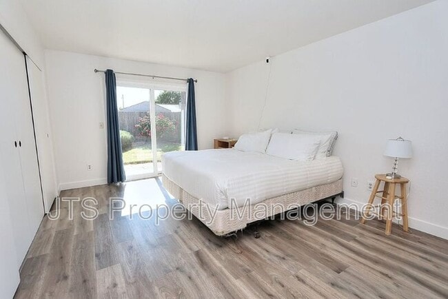 Building Photo - 6069 Kingwood Cir