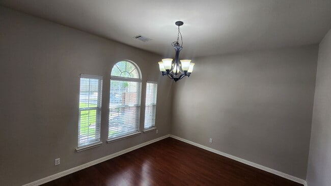 Building Photo - Located In the heart of Stone Oak
