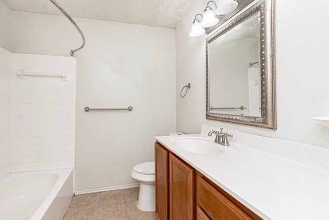 Building Photo - 2 Bedroom Condo with Pool and the Convinience of a Jefferson Hwy Address!