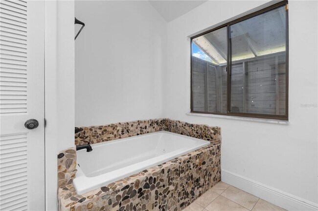 Building Photo - 7815 N River Shore Dr