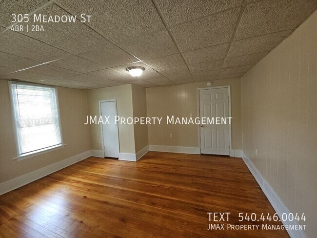Building Photo - 305 Meadow St