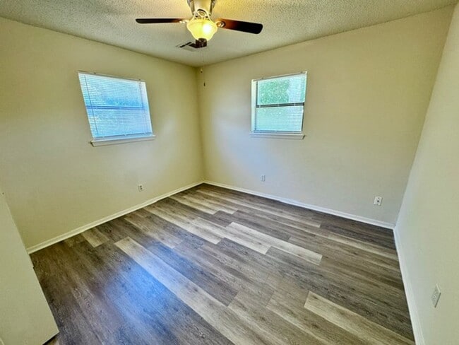 Building Photo - 3 bed 2 bath house now available for lease