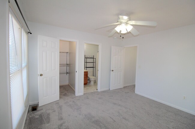 Building Photo - 869 Camelot Ln