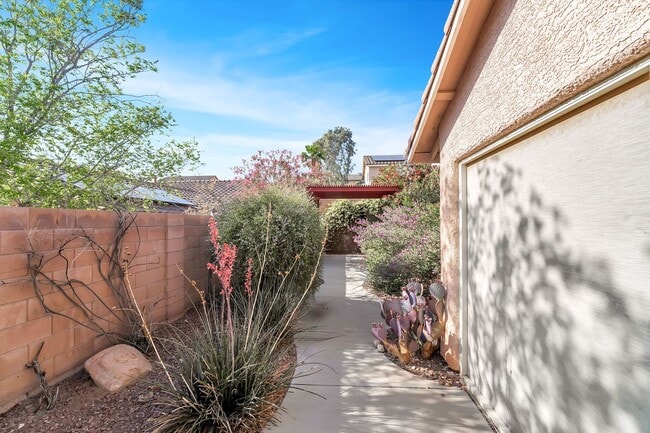 Building Photo - 3 BEDROOM SINGLE STORY IN HENDERSON!