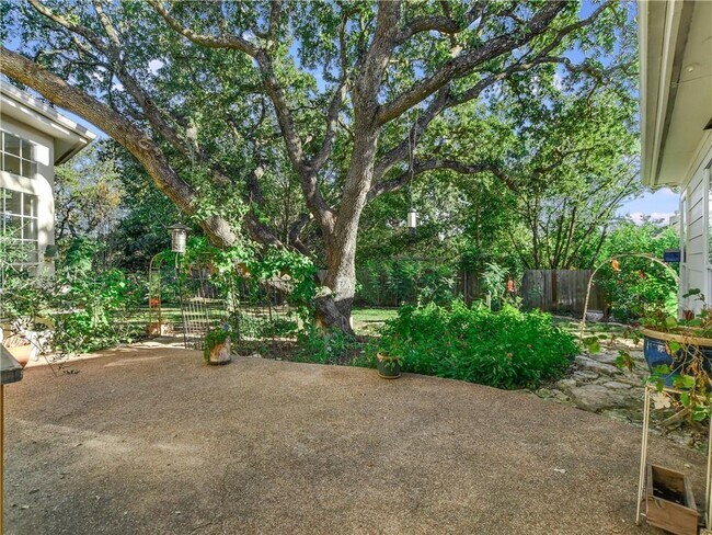 Building Photo - 207 Tellus St