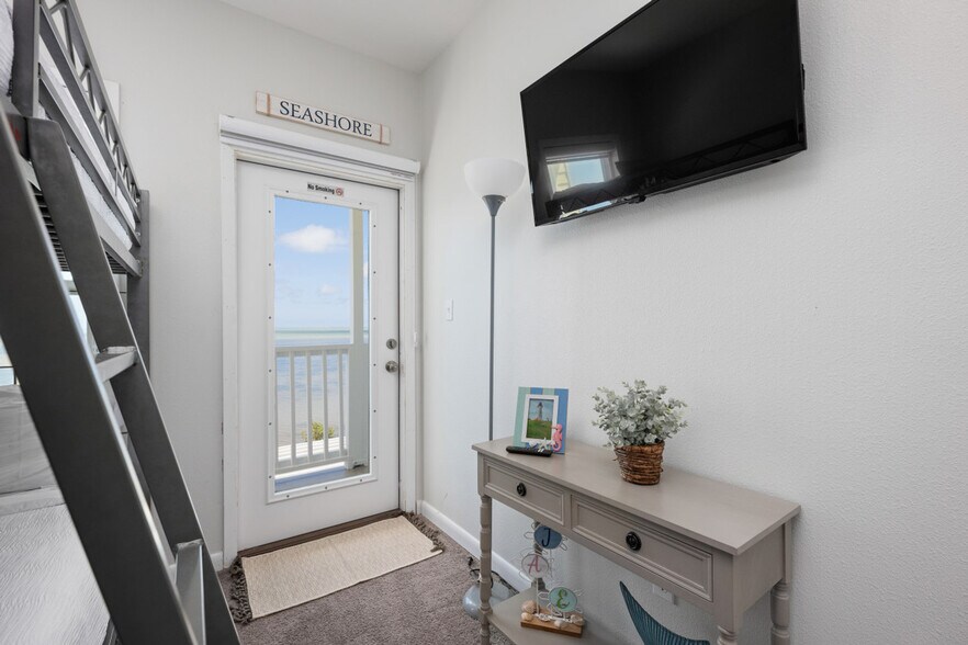 Building Photo - 106 Las Joyas Blvd