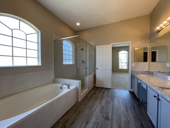 Building Photo - Amazing Large 4/2 Pool Home in Orlando