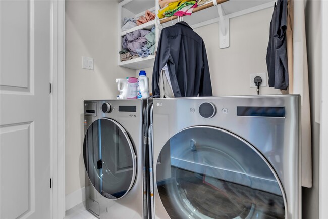 Building Photo - 5303 Donovan Gdns Ln