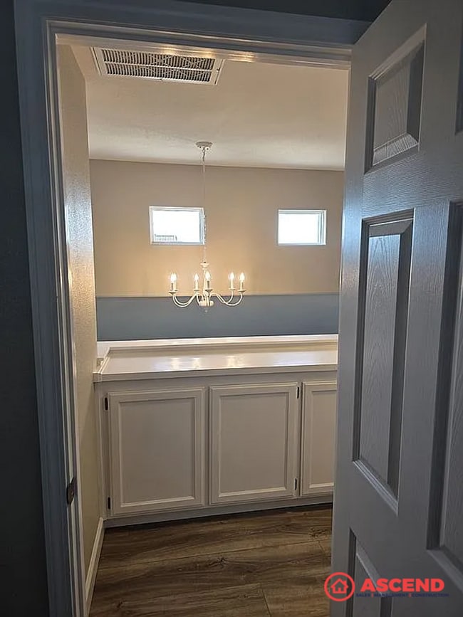 Building Photo - Beautiful Home in the Southwest!