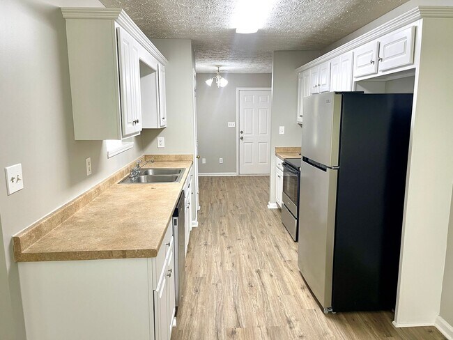 Building Photo - Welcome to this charming 3-bedroom, 2-bath...