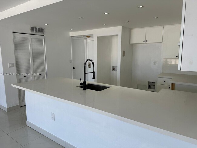 Building Photo - 1450 Brickell Bay Dr