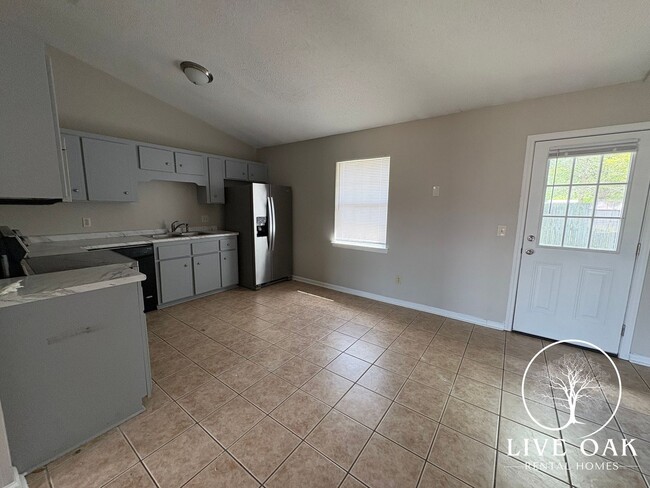 Building Photo - MOVE IN SPECIAL: $500 OFF 1ST MONTH'S RENT!**