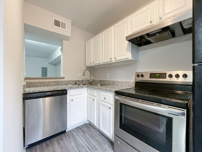 Building Photo - COMING SOON! Charming 2-Bed, 1.5-Bath Retr...