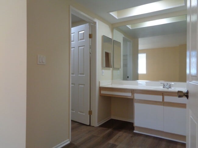 Building Photo - 2 Story 2 Bedroom Condo in the Willow Creek Condo Complex