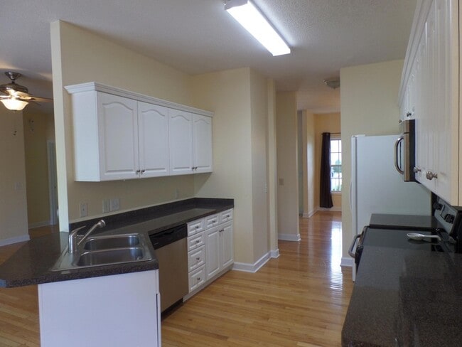 Building Photo - 10 Sawmill Rd W