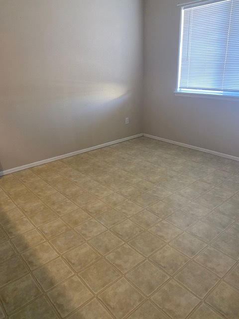 Dinning Room with Breakfast Bar - 835 E Cedar Ct